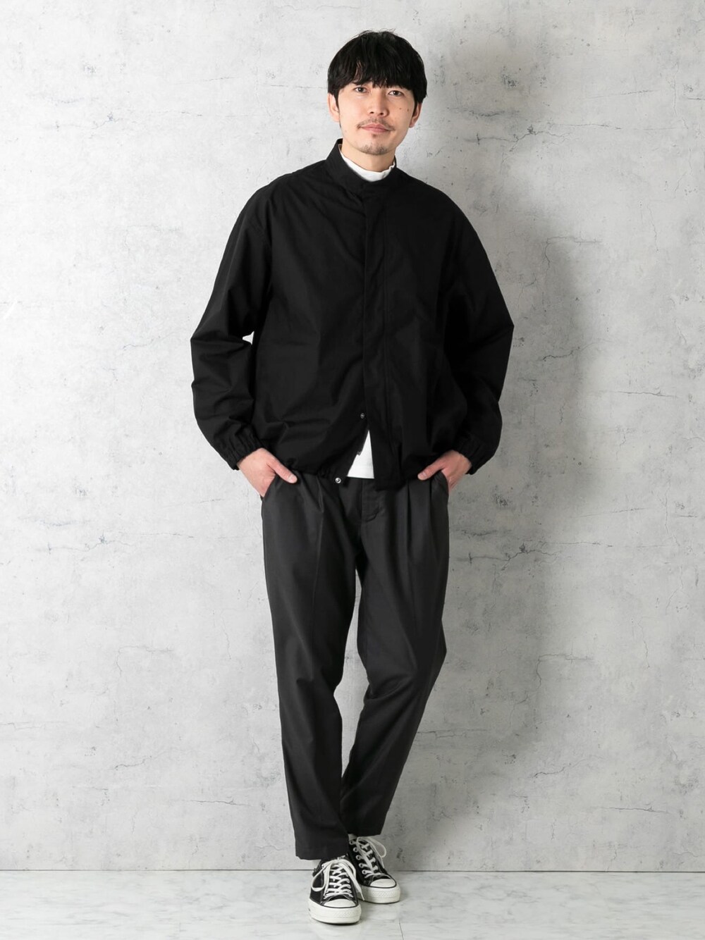 「ブルゾン、ジップアップ、スタンドカラー、アウター、スプリングアウター、黒、ブラック、シャツブルゾン」｜「URBAN RESEARCH ROSSO MENの【一部WEB限定カラー】タイプライタースタンドカラーZIPブルゾン（ブルゾン、ブラック系）」を使った、Jさん（メンズ・184cm）の冬コーディネートの1枚目の写真