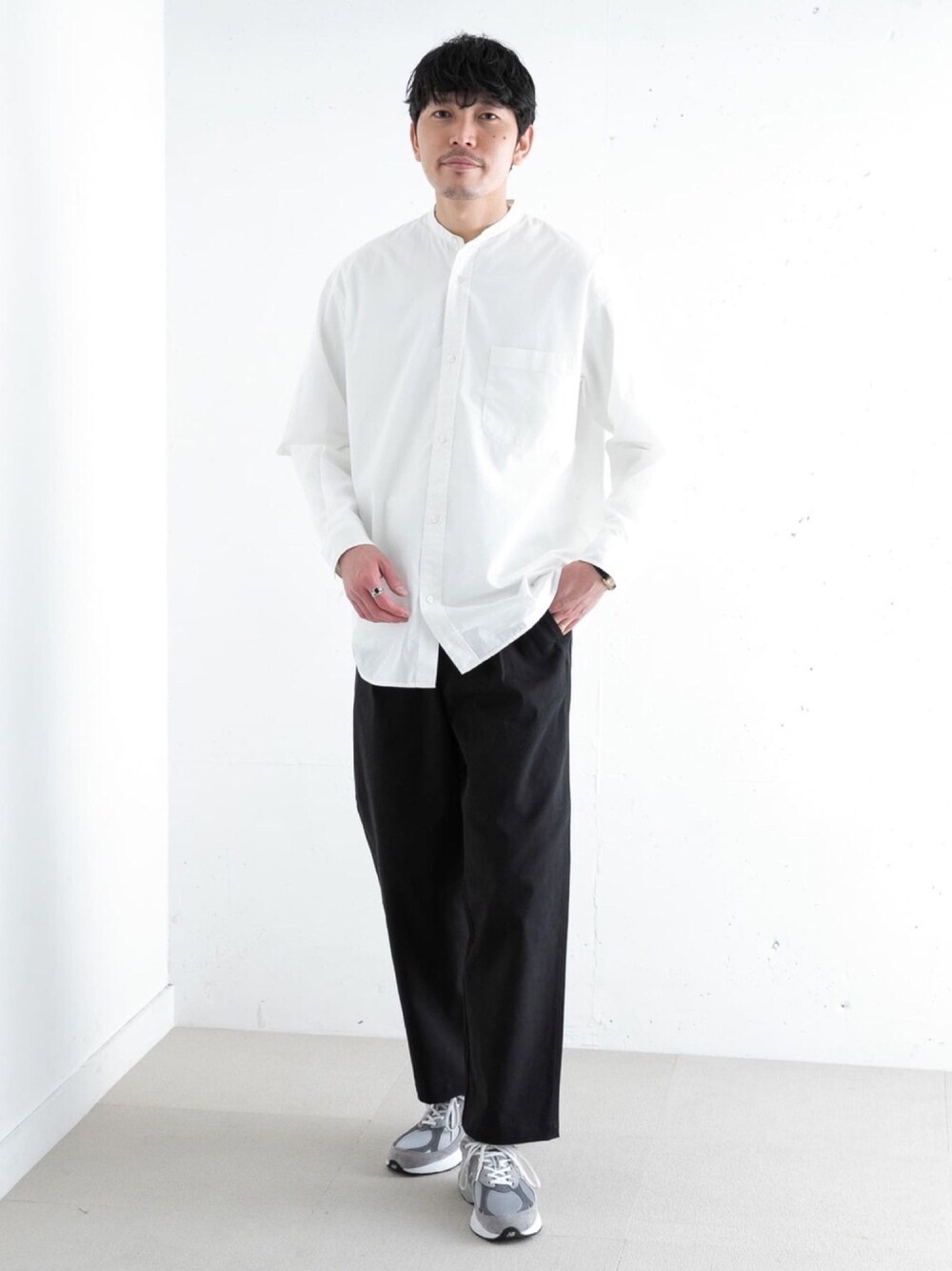 「シャツ、シャツスタイル、ホワイトシャツ、バンドカラーシャツ、バンドカラー、ルーズシルエット、ワイドシルエット、リラックススタイル、休日スタイル、ホワイト」｜「URBAN RESEARCH ROSSO MENのブロードバンドカラーワイドシャツ（シャツ/ブラウス、ホワイト系）」を使った、Jさん（メンズ・184cm）の春コーディネートの1枚目の写真