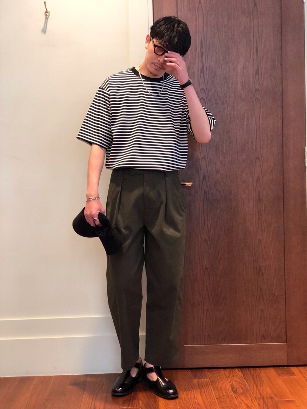 「ボーダー、チノパン、ワイドパンツ、ルーズシルエット、休日スタイル、カーキ、サンダル、タックイン、春夏コーデ、サングラス」｜「URBAN RESEARCHのストレッチボーダーTシャツ（Tシャツ/カットソー、ホワイト系）」を使った、Jさん（メンズ・184cm）の春コーディネートの1枚目の写真