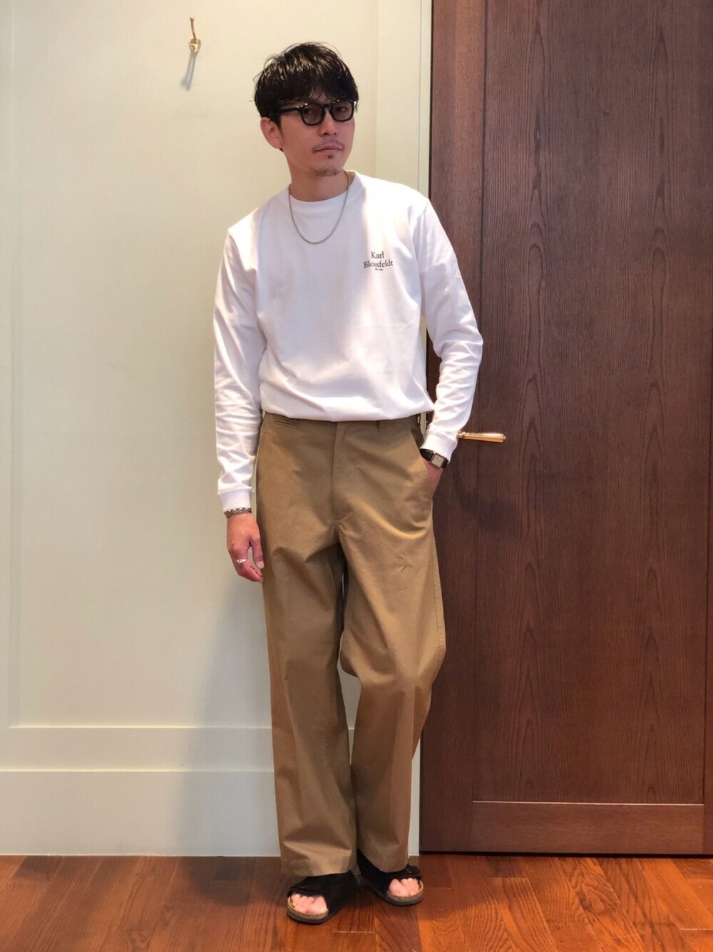 「Tシャツ、ロンT、ロゴT、プリントT、ワイドパンツ、サンダル、スポーツサンダル、サングラス、シンプルコーデ、タックイン」｜「URBAN RESEARCHのKarl Blossfeldt　KARL BLOSSFELDT LONG-SLEEVE TEE（Tシャツ/カットソー、その他）」を使った、Jさん（メンズ・184cm）の春コーディネートの1枚目の写真