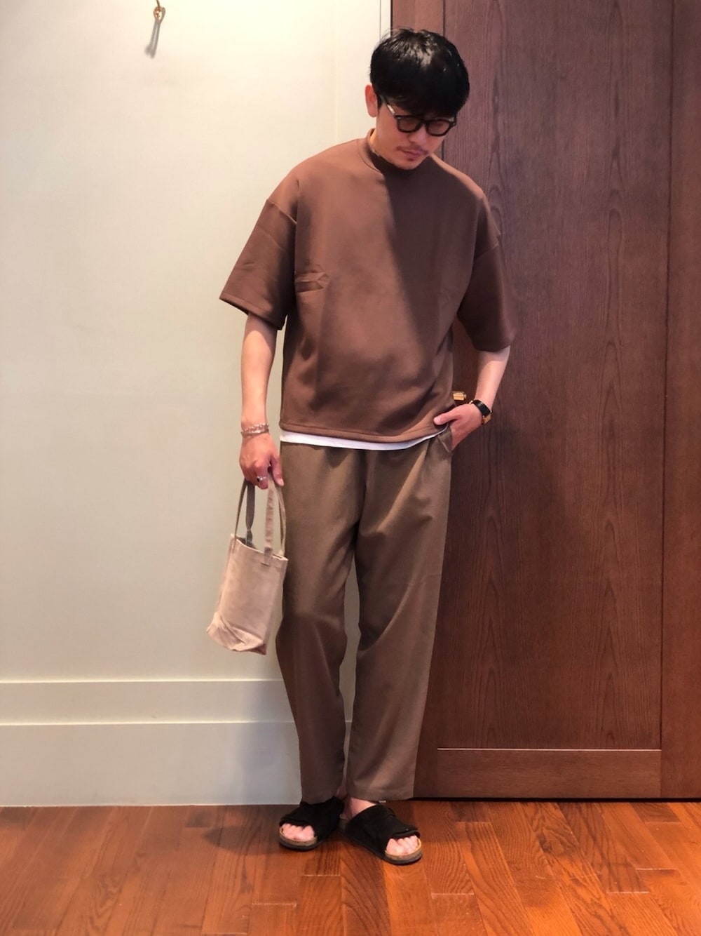 「Tシャツ、イージーパンツ、シェフパンツ、ブラウン、ワントーンコーデ、サングラス、サンダル、シンプルコーデ、休日スタイル、大人カジュアル」｜「URBAN RESEARCHのモダールダンボールハイネックTシャツ（Tシャツ/カットソー、ブラウン系）」を使った、Jさん（メンズ・184cm）の春コーディネートの1枚目の写真