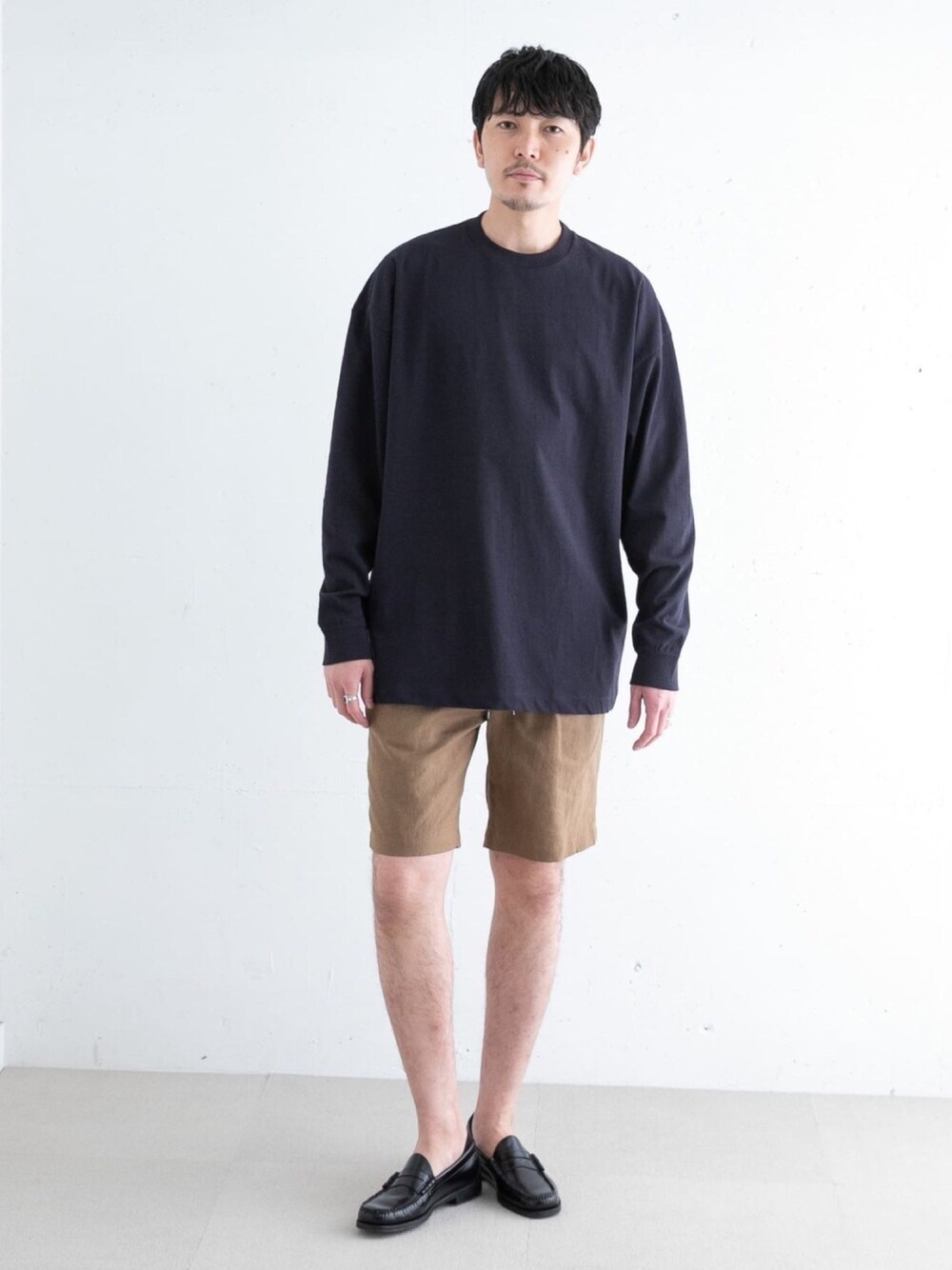 「リネン、ショートパンツ、ロンT、ローファー、休日スタイル、シンプル、ハーフパンツ、ショーツ、リラックススタイル、夏コーデ」｜「URBAN RESEARCH ROSSO MENのシルキータッチロングTシャツ（Tシャツ/カットソー、ブルー系）」を使った、Jさん（メンズ・184cm）の夏コーディネートの1枚目の写真