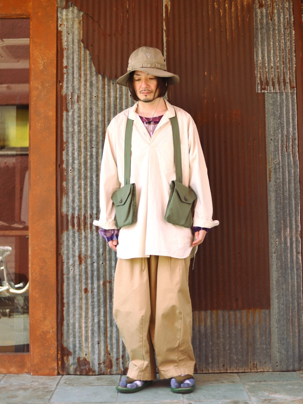 「スキッパーシャツ、ワイドパンツ、ハット」｜「Engineered Garmentsのアイテム（ボディバッグ/ウエストポーチ、グリーン系）」を使った、NOBORIさん（メンズ・170cm）の夏コーディネートの1枚目の写真
