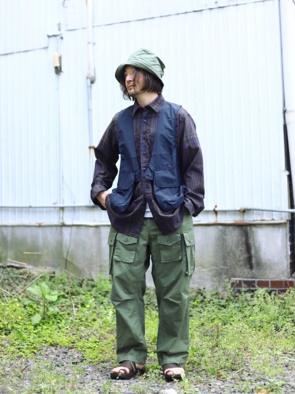 「ミリタリー、ミリタリーパンツ、チェック、チェックシャツ、レザーサンダル」｜「Engineered Garmentsのアイテム（ベスト、ブルー系）」を使った、NOBORIさん（メンズ・170cm）の夏コーディネートの1枚目の写真