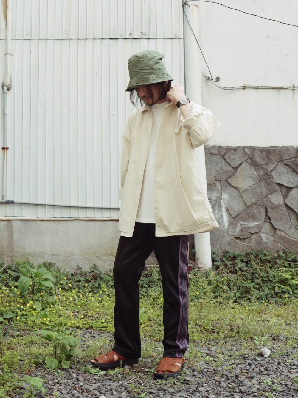 「バケットハット、スナップシャツ、トラックパンツ、編み込みサンダル」｜「GOLDのGOLD / ゴールド：COTTON 80/ SILK 20 120/2 BROAD SNAP SHIRT：GL28295[MUS]（シャツ/ブラウス、ベージュ系）」を使った、NOBORIさん（メンズ・170cm）の夏コーディネートの1枚目の写真