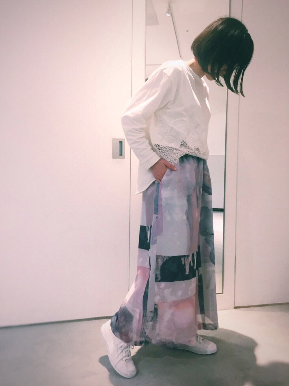 「大人カジュアル、シンプル、シンプルコーデ、ワイドパンツ、スニーカー、転写プリント、春コーデ」｜「So 1:1のハイゲージ裏毛×レース トライバル刺繍PO（Tシャツ/カットソー、ホワイト系）」を使った、まなさん（レディース・155cm）の冬コーディネートの1枚目の写真