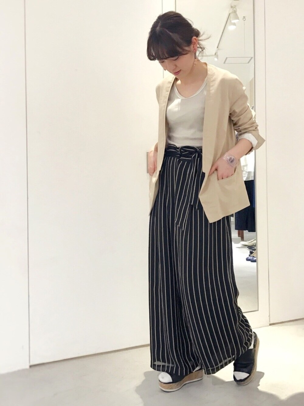 ベージュ系のノーカラージャケット、ブラック系のその他パンツ、ホワイト系のTシャツ/カットソーを着用したレディースの春コーディネートの1枚目の写真