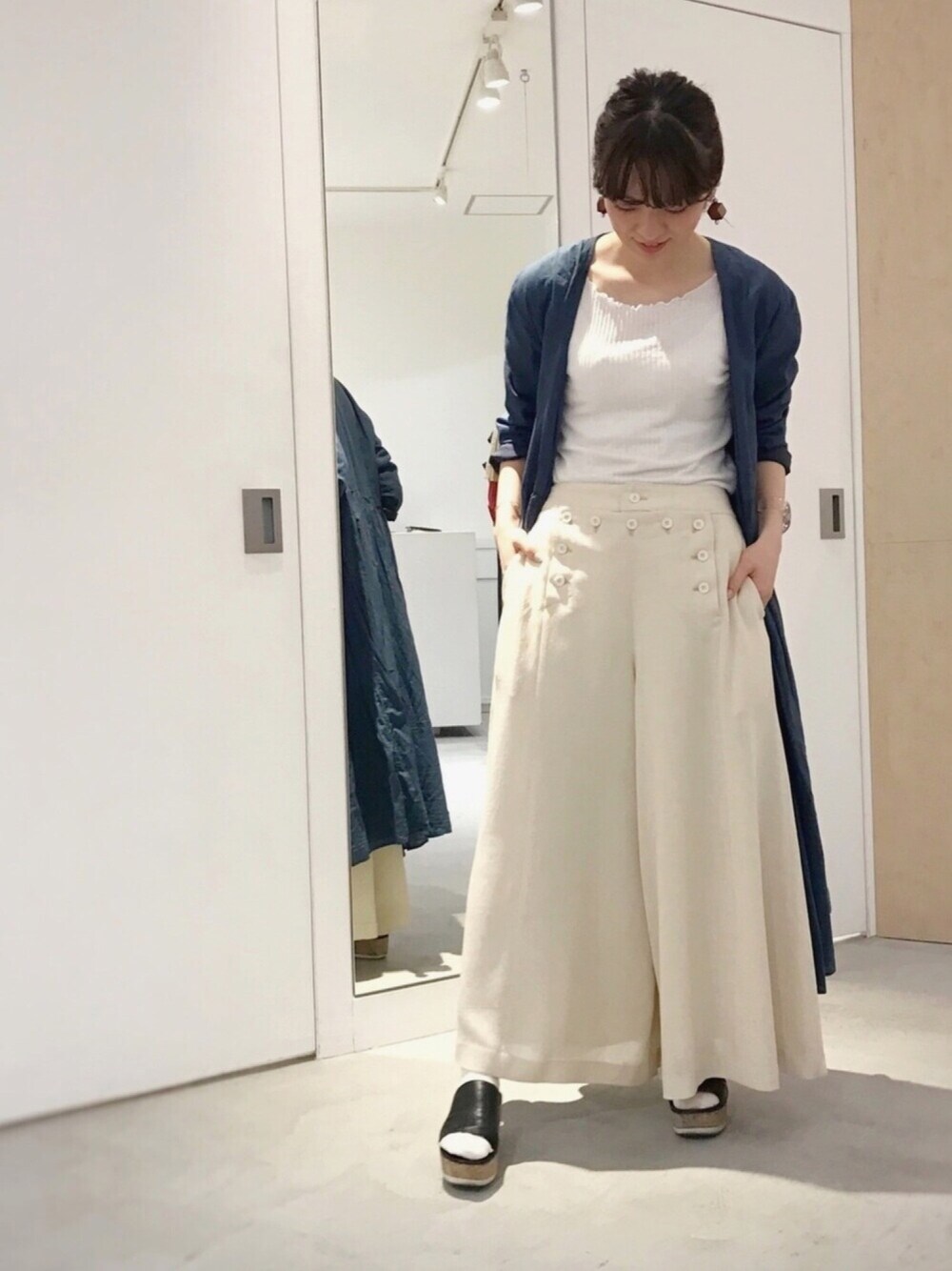 ホワイト系のTシャツ/カットソー、ベージュ系のその他パンツ、ブラック系のサンダルを着用したレディースの春コーディネートの1枚目の写真