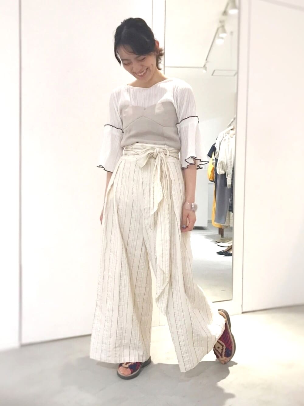 「シンプルコーデ、夏、ラクチンコーデ、カジュアル、サンダル、ワイドパンツ、オトナカジュアル、大人カジュアル、ストライプ」｜「So 1:1のランダムストライプ　ハイウエスト ワイドPT（その他パンツ、ホワイト系）」を使った、まなさん（レディース・155cm）の夏コーディネートの1枚目の写真