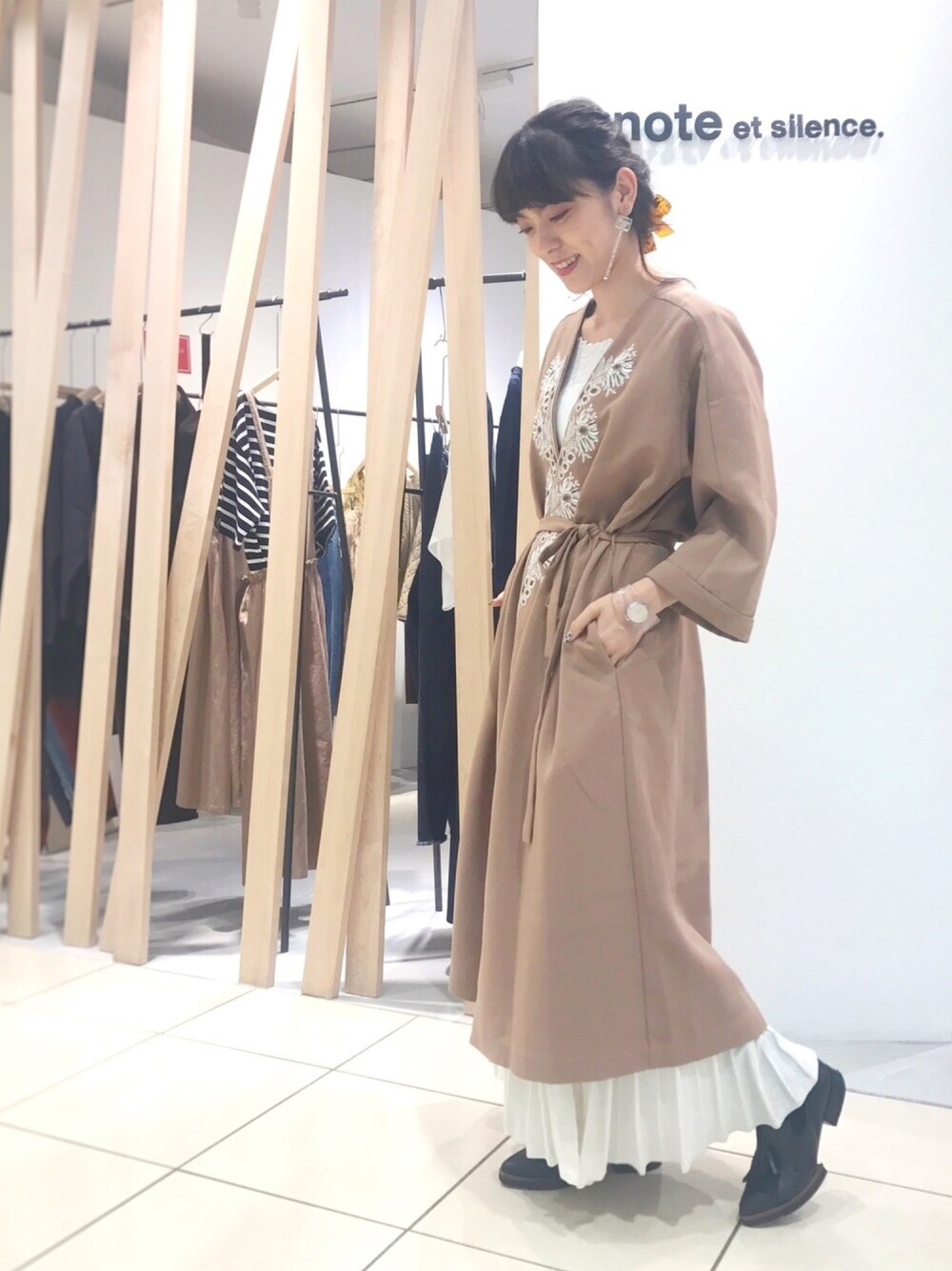 「秋、シンプル、秋服、きれいめカジュアル、ワンピース、ローファー、ロングスカート、刺繍」｜「OLIKAのANTIQUE EMBROIDERY ガウンワンピース（ワンピース、イエロー系）」を使った、まなさん（レディース・155cm）の秋コーディネートの1枚目の写真