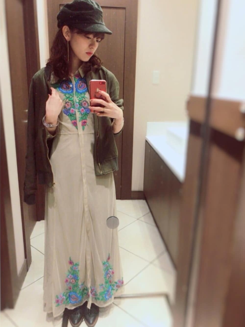 「秋コーデ、シンプルコーデ、カジュアル、ootd、低身長、オトナ女子、オトナカジュアル、キャスケット、刺繍、カーキ」｜「CHRISTOPHE SAUVATのアイテム（ワンピース/ドレス、ベージュ系）」を使った、まなさん（レディース・155cm）の秋コーディネートの1枚目の写真