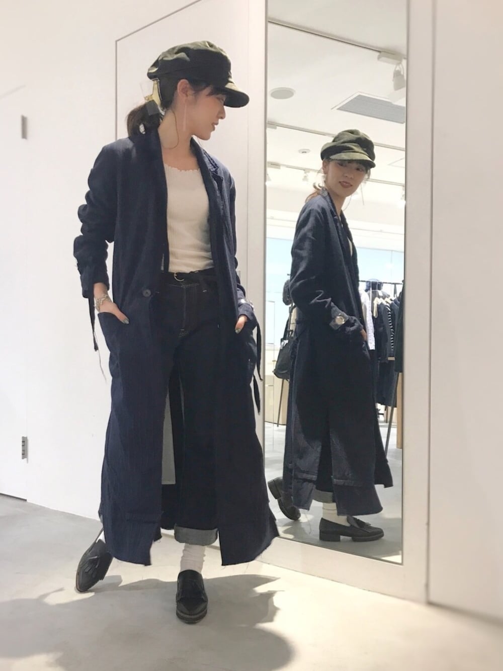 その他のテーラードジャケット、ホワイト系のTシャツ/カットソー、ブルー系のデニムパンツを着用したレディースの秋コーディネートの1枚目の写真