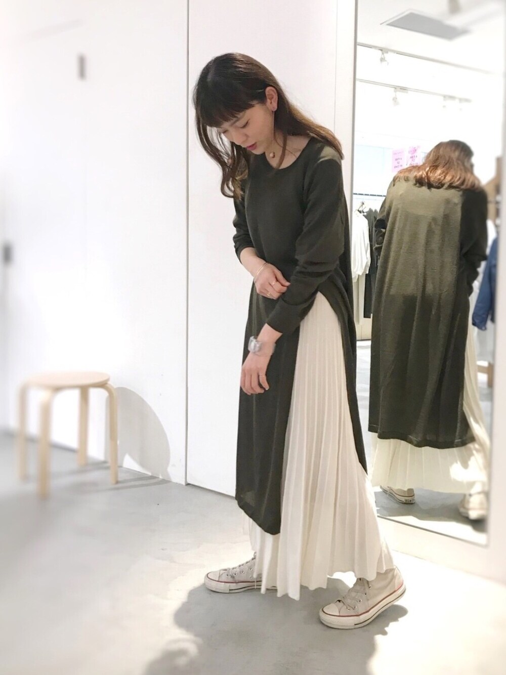 「シンプル、オトナカジュアル、オトナ女子、ラクチンコーデ、春コーデ、スニーカー、converse、レイヤードスタイル、低身長、プリーツスカート」｜「rukkilillのカシリクロエ スリットO.P.（ワンピース、グリーン系）」を使った、まなさん（レディース・155cm）の冬コーディネートの1枚目の写真