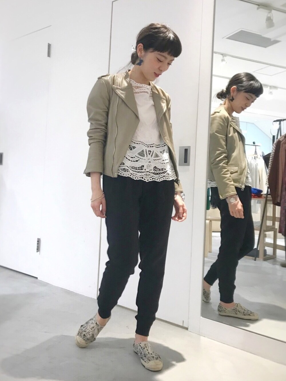 「カジュアルコーデ、オトナ女子、春コーデ、スニーカーコーデ、シンプルコーデ、ライダース、トラックパンツ、レース、刺繍、スポーツミックス」｜「OLIKAの▼インドネシアカットワーク刺繍 ボートネックブラウス（シャツ/ブラウス、ホワイト系）」を使った、まなさん（レディース・155cm）の冬コーディネートの1枚目の写真