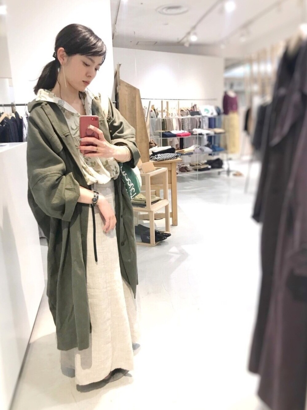 「カジュアル、休日スタイル、ootd、オトナ女子、ベージュ、花柄、オーバーサイズ、アースカラー、低身長、リネン」｜「Leyirisのリネン平織りワッシャー SK（スカート、ベージュ系）」を使った、まなさん（レディース・155cm）の春コーディネートの1枚目の写真