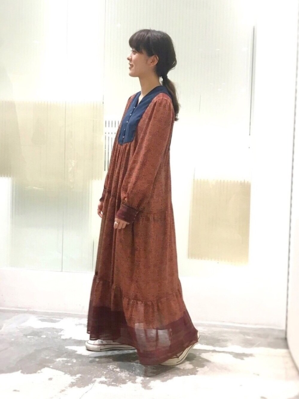 ブラウン系のワンピース、ベージュ系のスニーカーを着用したレディースの夏コーディネートの1枚目の写真