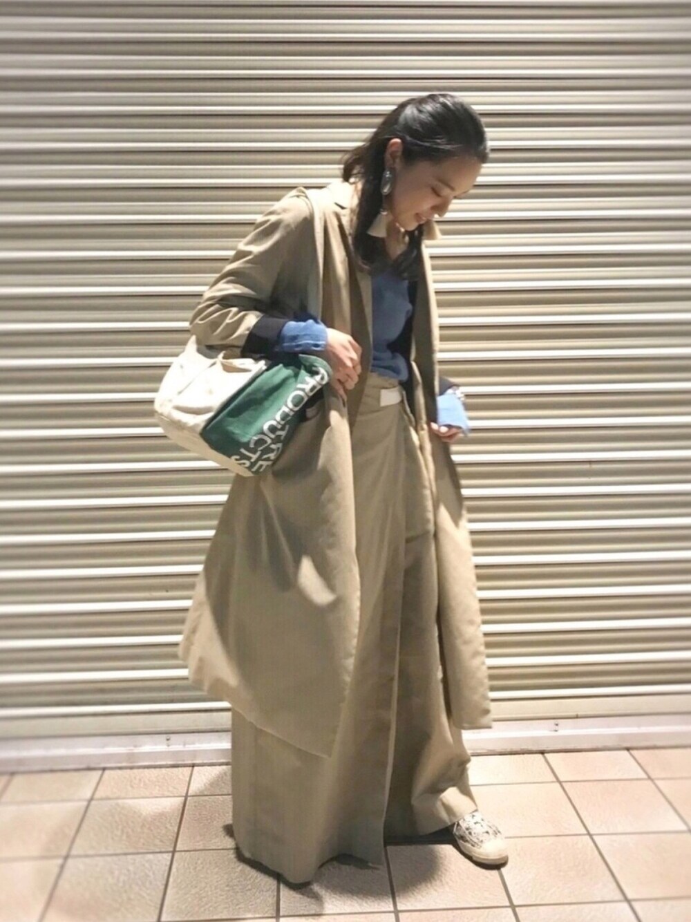 ベージュ系のその他アウター、ベージュ系のその他パンツ、グリーン系のトートバッグを着用したレディースの春コーディネートの1枚目の写真