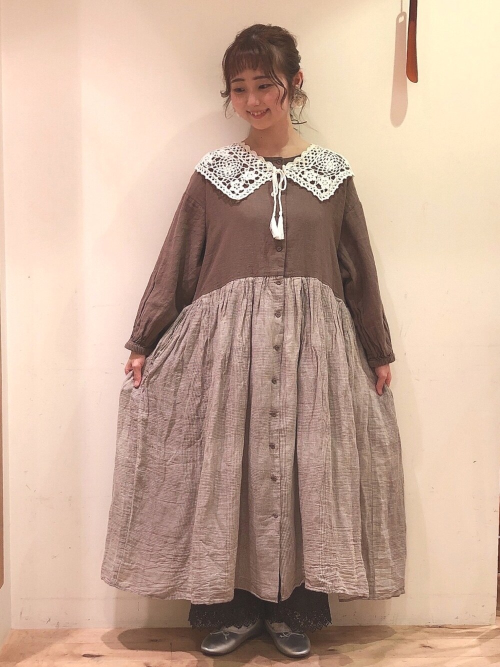「サマンサ モスモス(Samansa Mos2)、ワンピース、ペチパンツ、ナチュラルガーリー、春コーデ、カタログ掲載、ママコーデ、お洒落さんとつながりたい」｜「Samansa Mos2の手編みかぎ針レース付け衿（付け襟、ホワイト系）」を使った、ᵀᴱᴿᴬᴰᴬさん（レディース・156cm）の春コーディネートの1枚目の写真