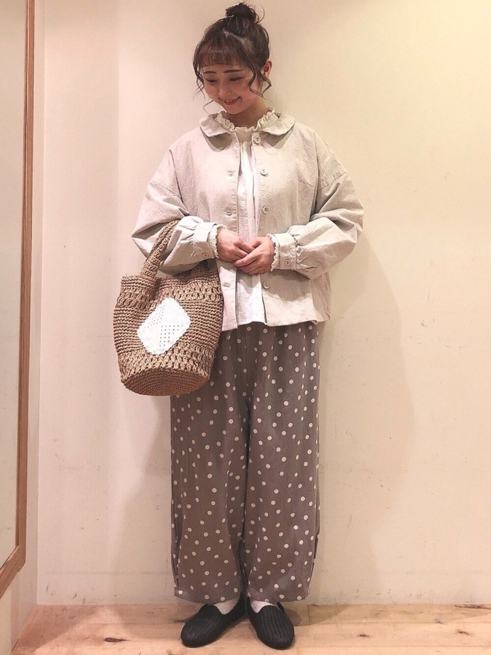 「サマンサ モスモス(Samansa Mos2)、ドット、ベージュ、パンツスタイル、ナチュラル、ショート丈アウター、ママコーデ、休日スタイル、おしゃれさんと繋がりたい」｜「Samansa Mos2の後ろギャザージャケット（その他アウター、ホワイト系）」を使った、ᵀᴱᴿᴬᴰᴬさん（レディース・156cm）の春コーディネートの1枚目の写真