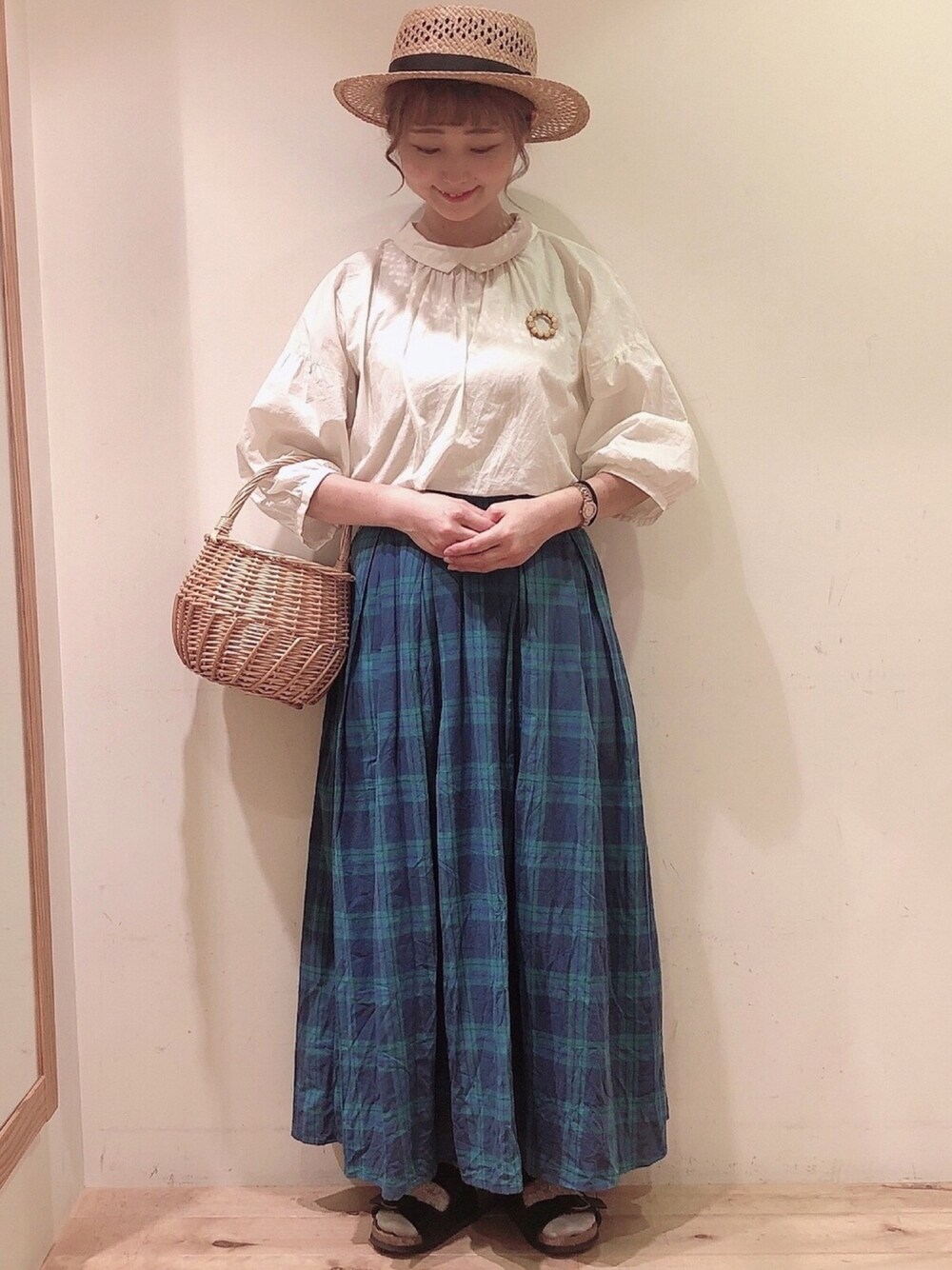 「サマンサ モスモス(Samansa Mos2)、２ＷＡＹ、ブラウス、チェック、スカート、カンカン帽、かごバッグ、大人かわいい、ママコーデ、おしゃれさんと繋がりたい」｜「Samansa Mos2のチェックタックスカート（スカート、ブルー系）」を使った、ᵀᴱᴿᴬᴰᴬさん（レディース・156cm）の春コーディネートの1枚目の写真