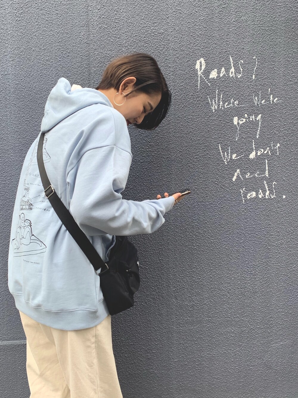 「niko and ...、RAGEBLUE、マークゴンザレス、moz、メンズアイテム、コラボパーカー」｜「Mark Gonzalesの＜Mark Gonzales/マークゴンザレス＞裏毛スウェットプリントパーカー/870296（パーカー、ブルー系）」を使った、のんさん（レディース・167cm）の春コーディネートの1枚目の写真