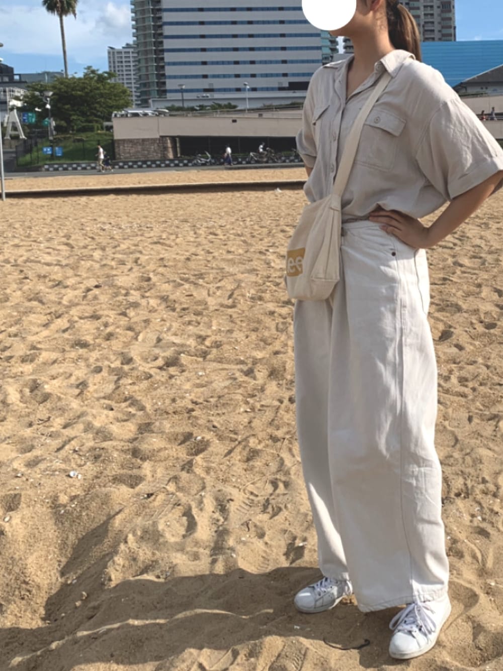 「niko and ...、LEE、le coq sportif、ルコックスニーカー、ポーズ、ダサい」｜「niko and...のシーピーオー風ビッグシャツ（シャツ/ブラウス、ベージュ系）」を使った、のんさん（レディース・167cm）の春コーディネートの1枚目の写真