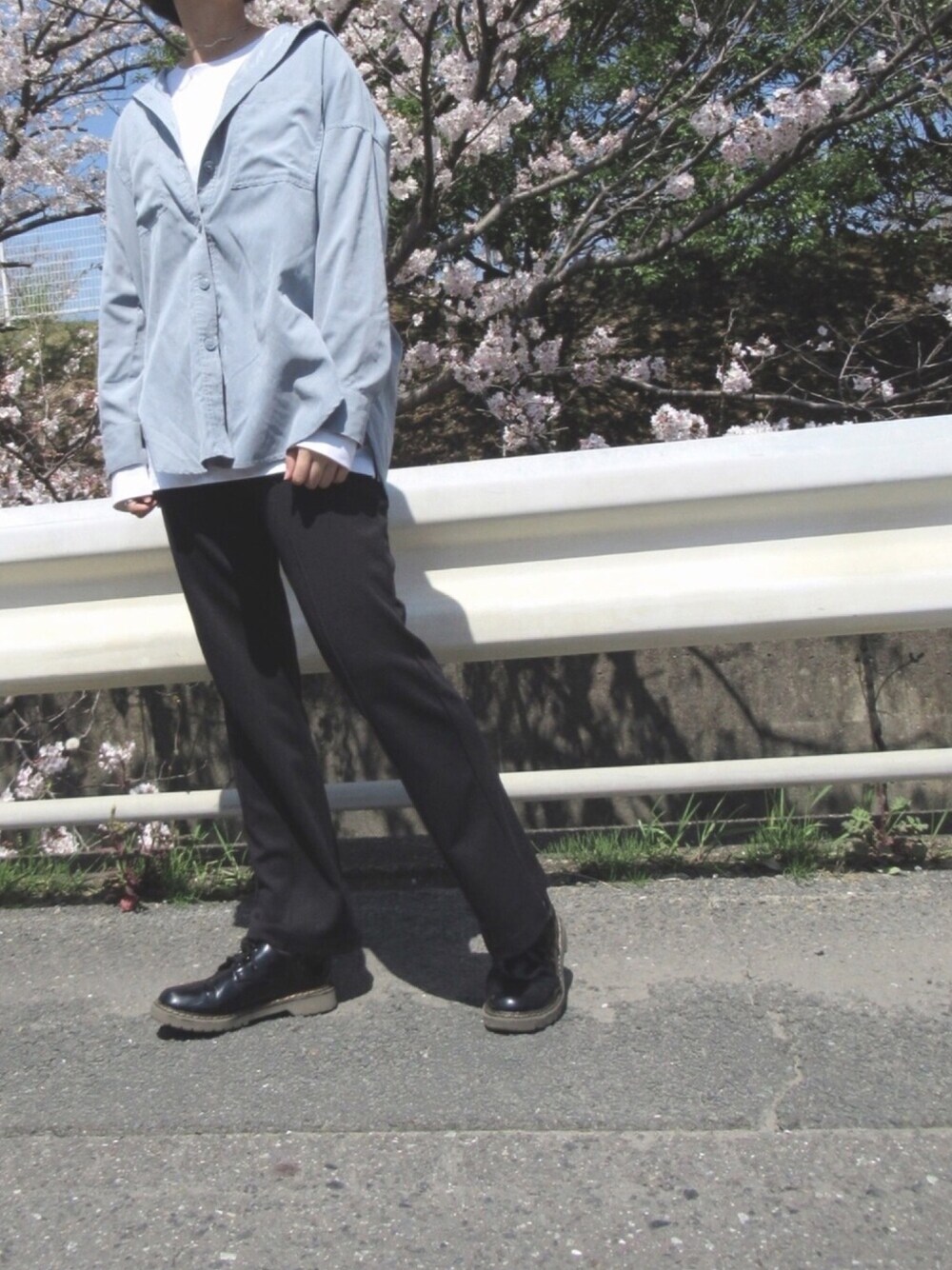 「niko and ...、PAGEBOY、UNIQLO、春コーデ、淡い色」｜「PAGEBOYのピーチツイルBIGシャツ（シャツ/ブラウス、ブルー系）」を使った、のんさん（レディース・167cm）の春コーディネートの1枚目の写真
