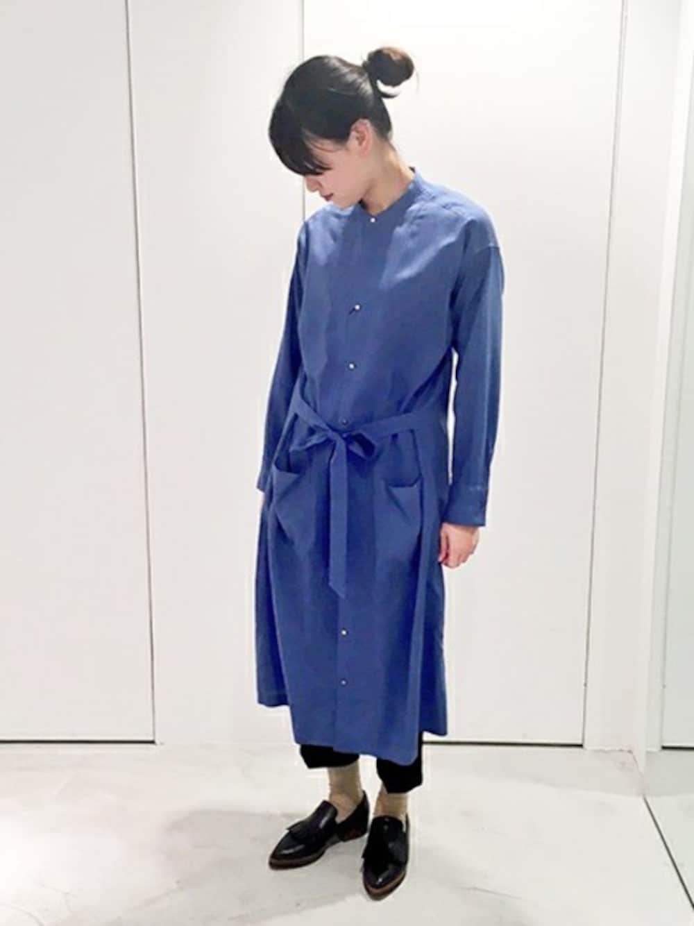 「ブルー、シャツワンピース、ウエストマーク、シャツワンピ、note et silence、スリムパンツ、くろ、クロパンツ」｜「note et silence のチノストレッチ スリムPT（チノパンツ、ブルー系）」を使った、note et silence.さん（レディース・160cm）の春コーディネートの1枚目の写真