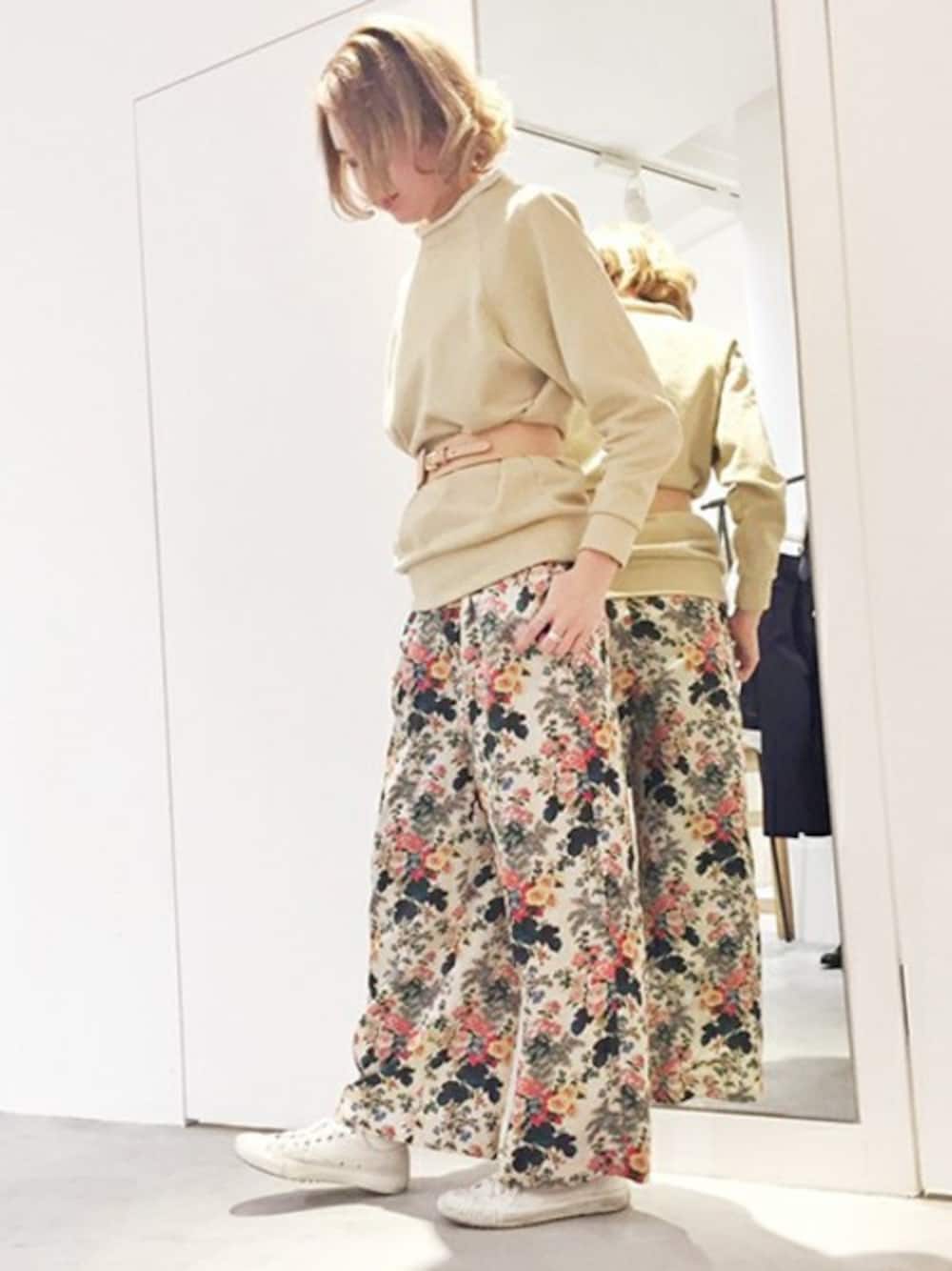 「柄パンツ、花柄、ワイドパンツ、ラメ、ウエストマーク、ゴールド、note et silence、花柄パンツ、So1:1、cardo fabrica」｜「cardo fabricaのリキッドサテン オリエンタルフラワープリント タックワイドPT（その他パンツ、ホワイト系）」を使った、note et silence.さん（レディース・168cm）の春コーディネートの1枚目の写真