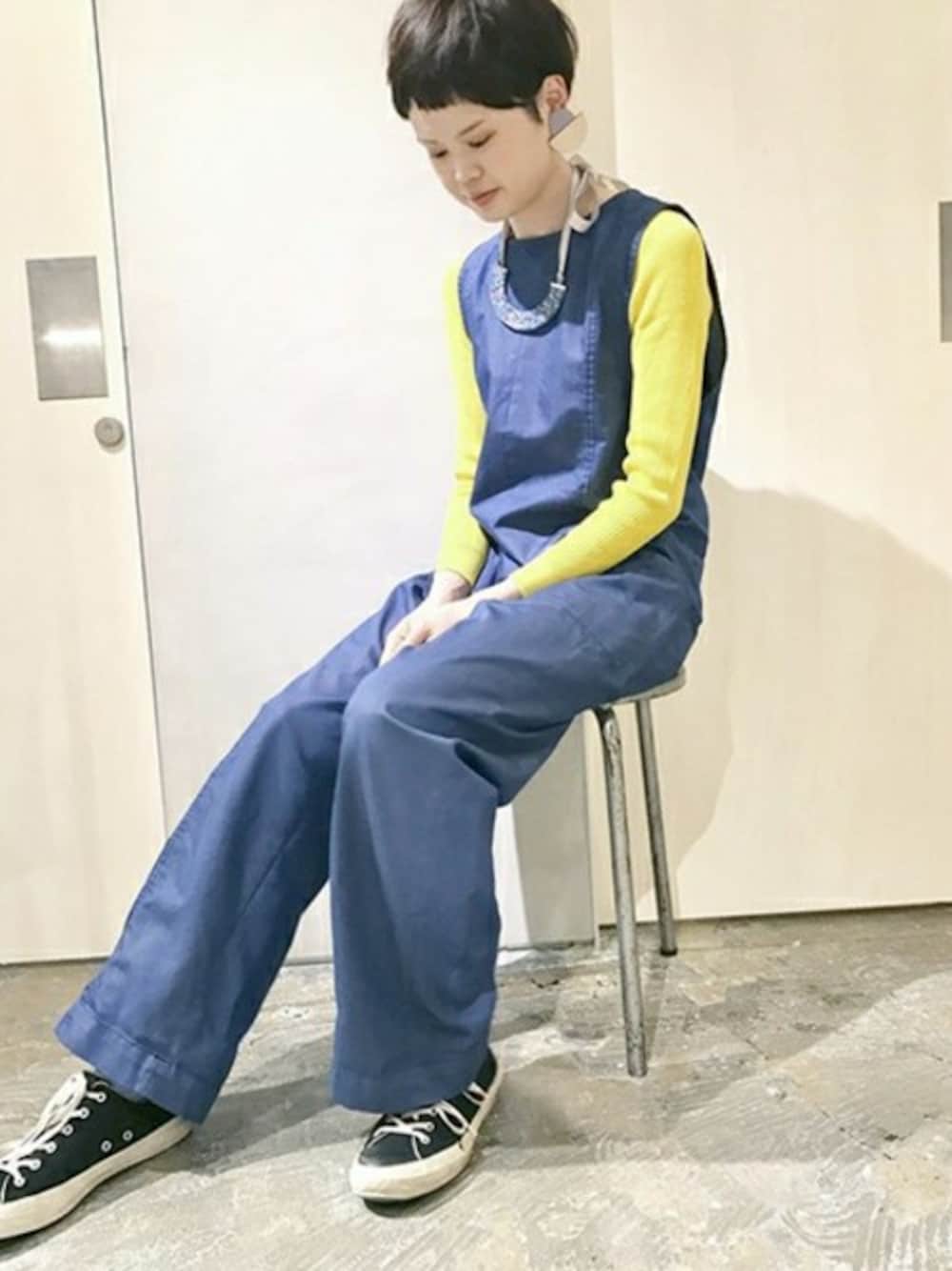 「ニット、デニム、クルーネックニット、イエロー、オールインワン、caph、note et silence、クルーネック、ストーンネックレス、cardo fabrica」｜「cardo fabricaのC/Ny 交織シャンブレーツイル オールインワン（つなぎ/オールインワン、ブルー系）」を使った、note et silence.さん（レディース・164cm）の春コーディネートの1枚目の写真