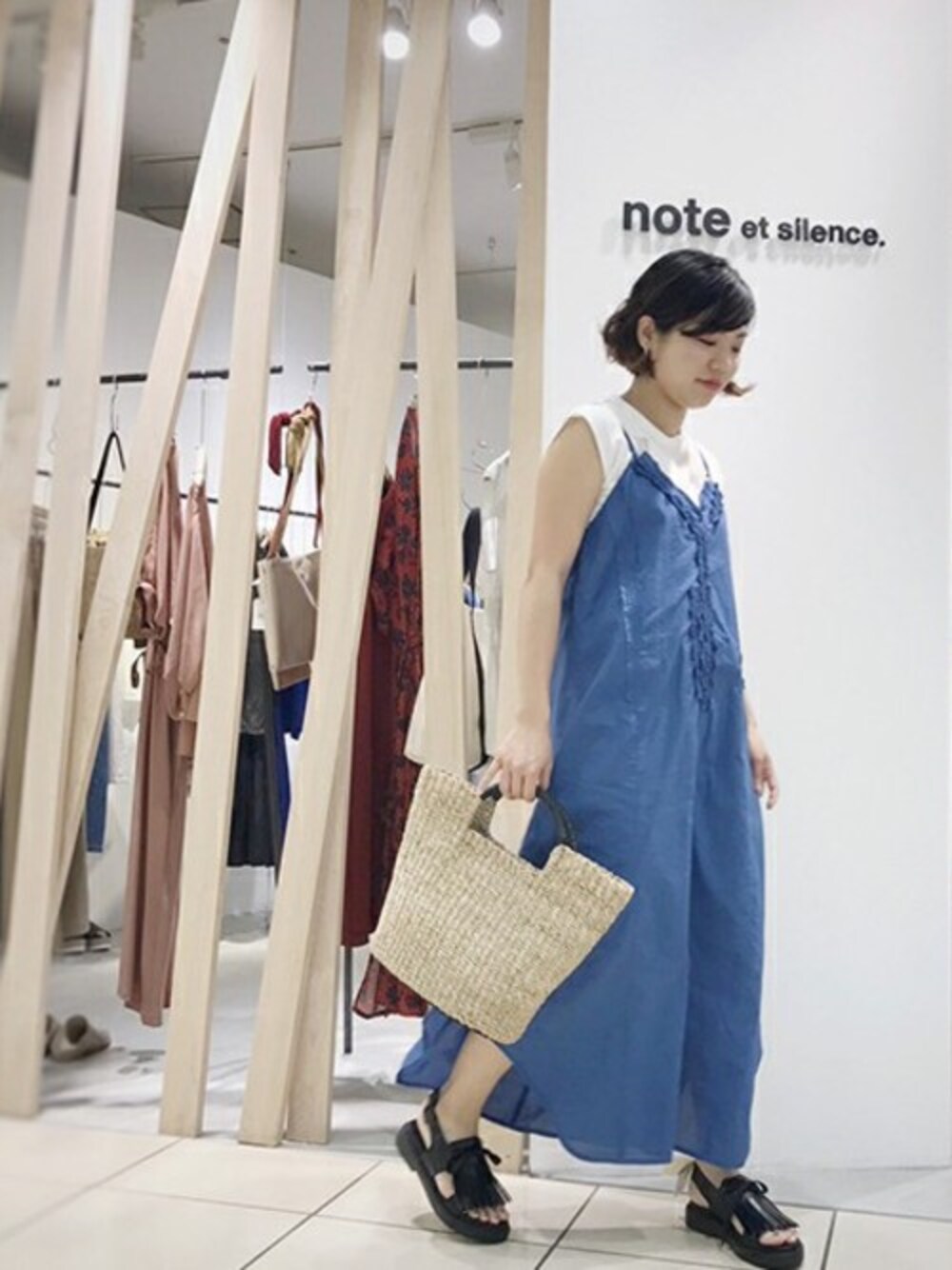 ブルー系のワンピースを着用したレディースの春コーディネートの1枚目の写真