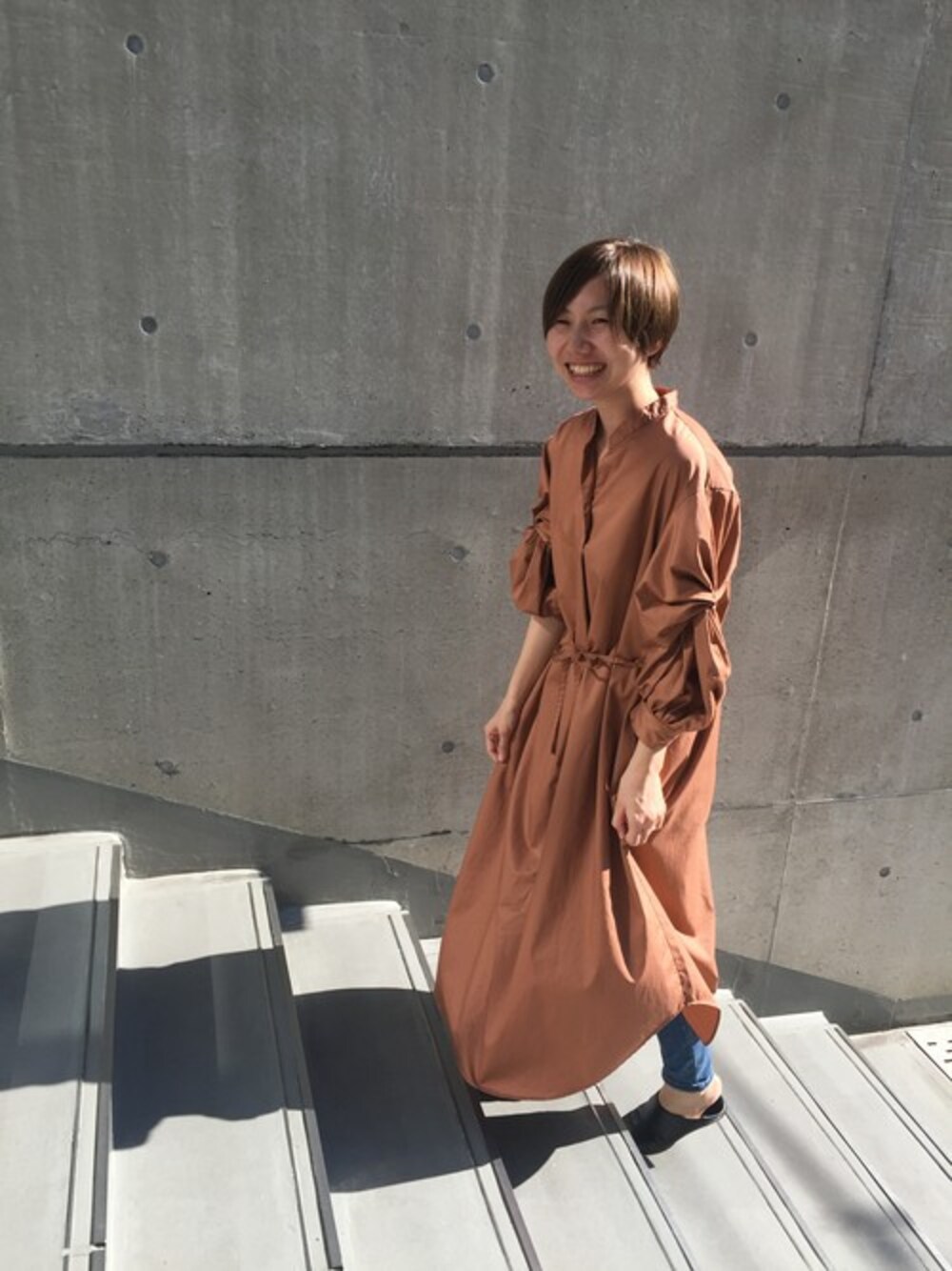 「デニム、ワンピース、ベージュ、大人カジュアル、休日スタイル、ラフ、note et silence、おでかけコーデ、ボリューム袖、テラコッタ」｜「note et silence の【 web限定色 】120/2 HIGH-DENSTY TWILL　袖ツイスト ワンピース（ワンピース、ベージュ系）」を使った、note et silence.さん（レディース・164cm）の夏コーディネートの1枚目の写真