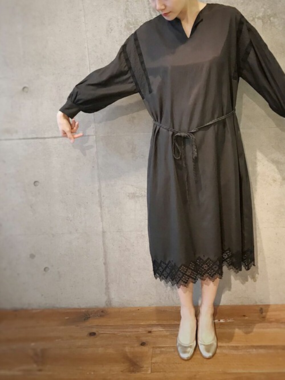 「刺繍、休日スタイル、大人コーデ、note et silence、刺繍ワンピース、OLIKA」｜「OLIKAのベトナム手刺繍　パフスリーブワンピース（ワンピース、ブラック系）」を使った、note et silence.さん（レディース・160cm）の秋コーディネートの1枚目の写真