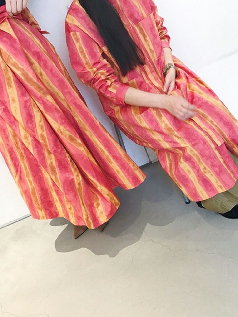 ピンク系のスカート、ピンク系のワンピースを着用したレディースの冬コーディネートの1枚目の写真