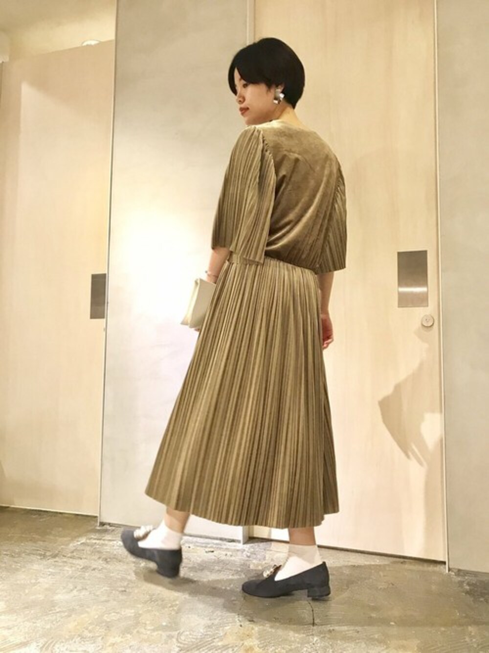 「パール、パーティースタイル、caph、note et silence、結婚式二次会スタイル、OLIKA、ベロアワンピース」｜「caphの★ Bigパール　クラッチ（クラッチバッグ、ブラック系）」を使った、note et silence.さん（レディース・160cm）の秋コーディネートの1枚目の写真