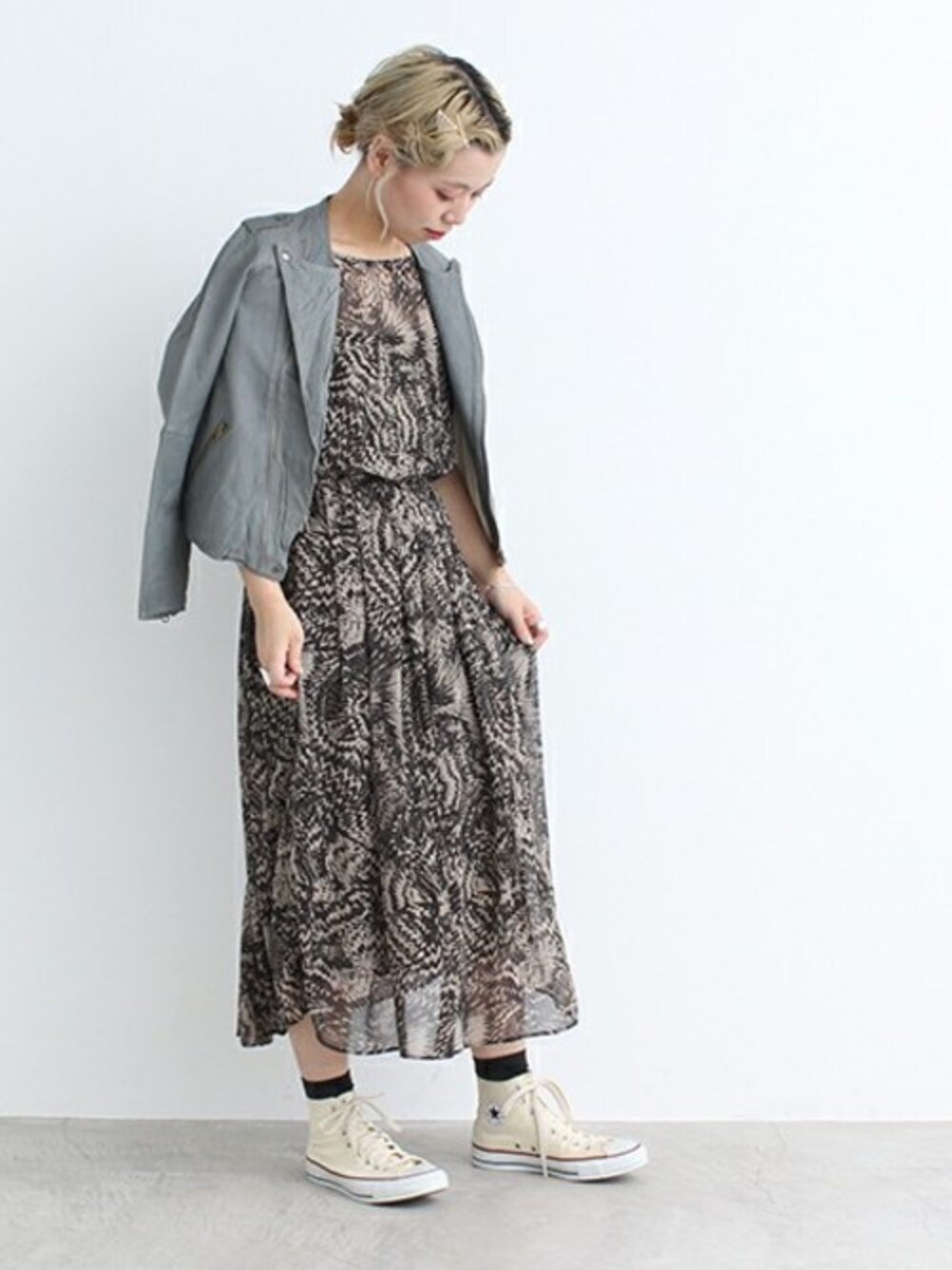 「スニーカー、ワンピース、レザー、レザーライダース、グレー、ライダース、note et silence、nitca、柄ワンピース、cardo fabrica」｜「cardo fabricaの【 web限定商品 】オジヤ楊柳マーブルプリント フレンチスリーブ ワンピース（ドレス、ブラック系）」を使った、note et silence.さん（レディース・158cm）の秋コーディネートの1枚目の写真