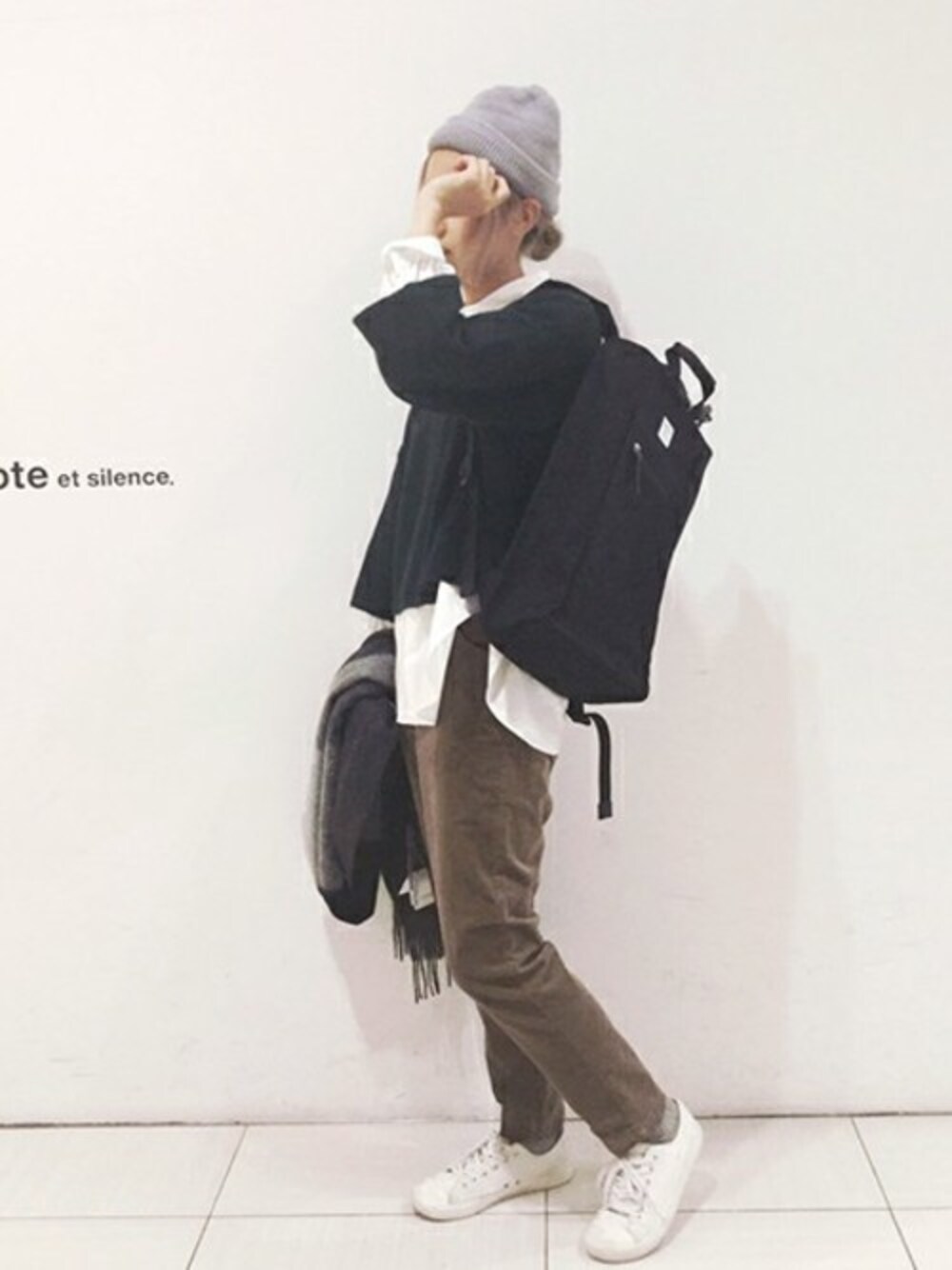 グレー系のニット/セーター、ホワイト系のシャツ/ブラウス、ベージュ系のその他パンツを着用したレディースの秋コーディネートの1枚目の写真