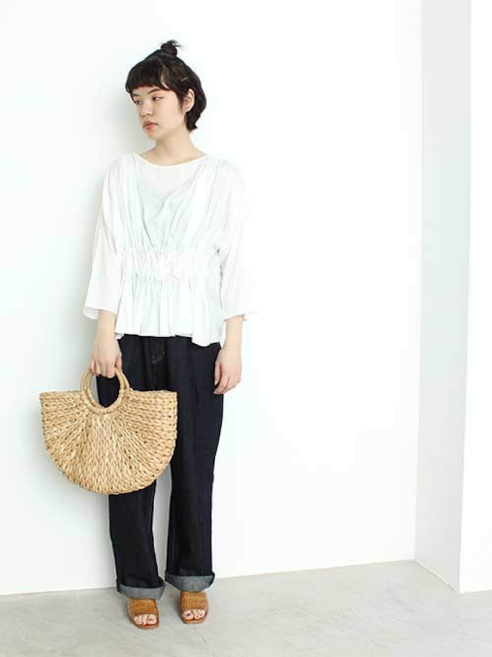「デニム、カジュアル、刺繍、caph、note et silence、かごバッグ、春コーデ、WEB限定」｜「caphの【 web限定品 】イタリアンスモッキング ドルマンPO（シャツ/ブラウス、ホワイト系）」を使った、note et silence.さん（レディース・163cm）の春コーディネートの1枚目の写真