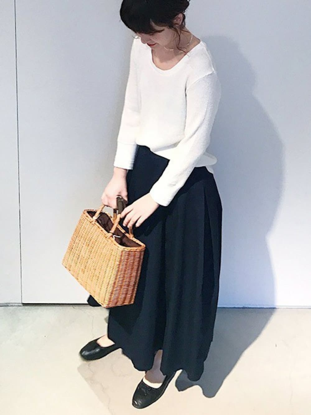 「カジュアル、シンプル、モノトーン、ロングスカート、休日スタイル、きれいめカジュアル、note et silence、かごバッグ、春コーデ」｜「note et silence の○ C/シルクノイル ワッフルプルオーバー（Tシャツ/カットソー、ホワイト系）」を使った、note et silence.さん（レディース・160cm）の春コーディネートの1枚目の写真