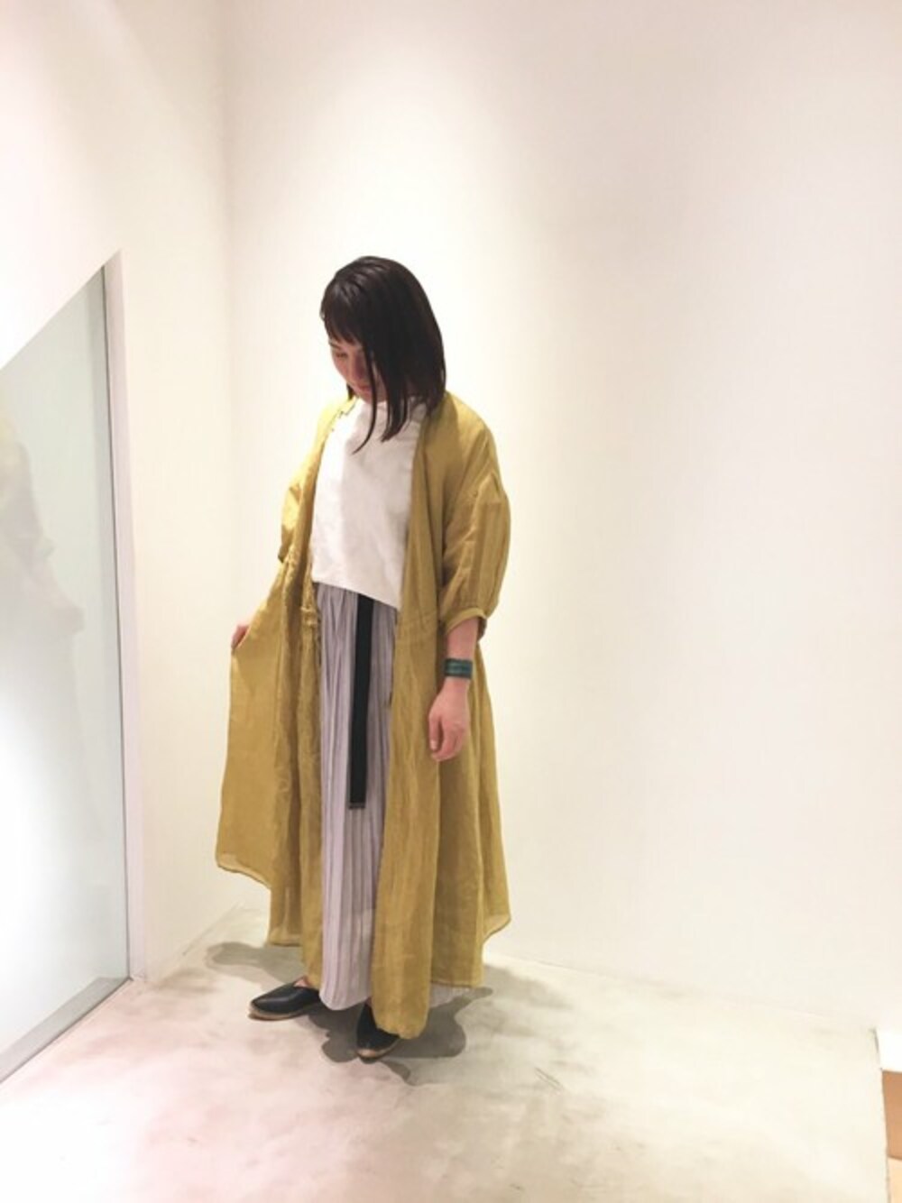 「シンプル、ガウン、大人カジュアル、ロングスカート、note et silence、春コーデ、マキシ丈ワンピース、カシュクールワンピース、So1:1」｜「note et silence の60/ ラミー カシュクールワンピース（ワンピース、イエロー系）」を使った、note et silence.さん（レディース・160cm）の春コーディネートの1枚目の写真