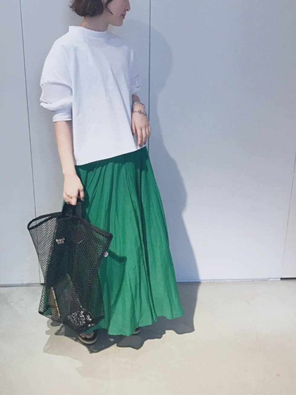 「カジュアル、大人カジュアル、マキシスカート、ラフ、note et silence、夏コーデ、cardo fabrica」｜「cardo fabricaの薄ボイル×リバーレース シャーリングサーキュラースカート（スカート、グリーン系）」を使った、note et silence.さん（レディース・160cm）の春コーディネートの1枚目の写真