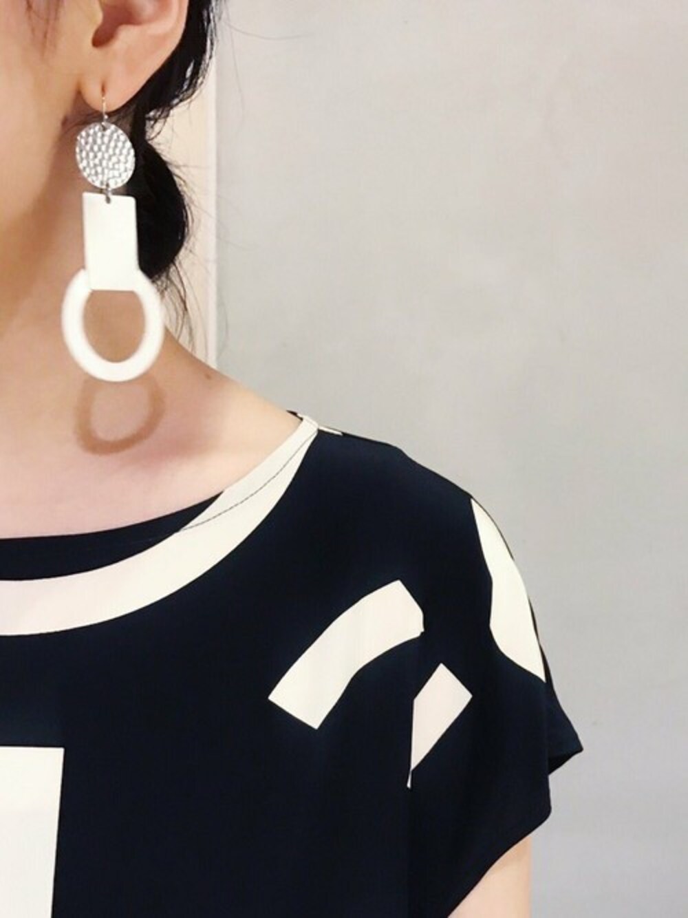 「大人カジュアル、caph、note et silence、夏コーデ、大ぶりピアス、シルバーアクセサリー」｜「caphのタタキプレート スクエアピアス（ピアス（両耳用）、シルバー系）」を使った、note et silence.さん（レディース・160cm）の春コーディネートの1枚目の写真