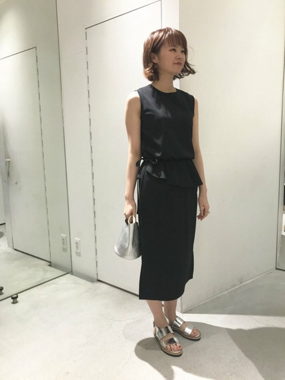 「パーティースタイル、結婚式、きれいめカジュアル、caph、note et silence、夏コーデ」｜「caphのポンチウエスト切替 ノースリOP（ドレス、ブラック系）」を使った、note et silence.さん（レディース・160cm）の春コーディネートの1枚目の写真