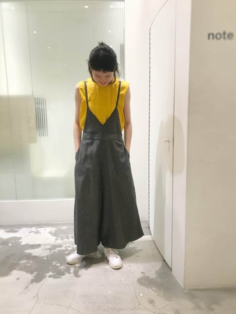 「サロペット、大人カジュアル、ラフ、note et silence、夏コーデ、cardo fabrica」｜「cardo fabricaの綿麻ライトオンスデニム フレアーサロペット（サロペット/オーバーオール、ブラック系）」を使った、note et silence.さん（レディース・164cm）の夏コーディネートの1枚目の写真