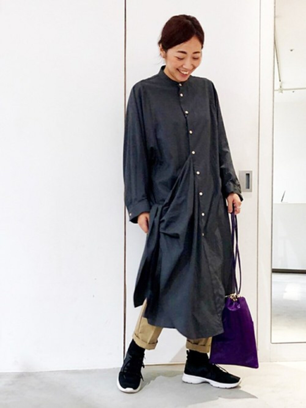 「ワンピース、巾着バッグ、ノーカラーシャツ」｜「note et silence のストレッチツイルダイヤ起毛 テーパードパンツ（チノパンツ、ベージュ系）」を使った、note et silence.さん（レディース・165cm）の秋コーディネートの1枚目の写真