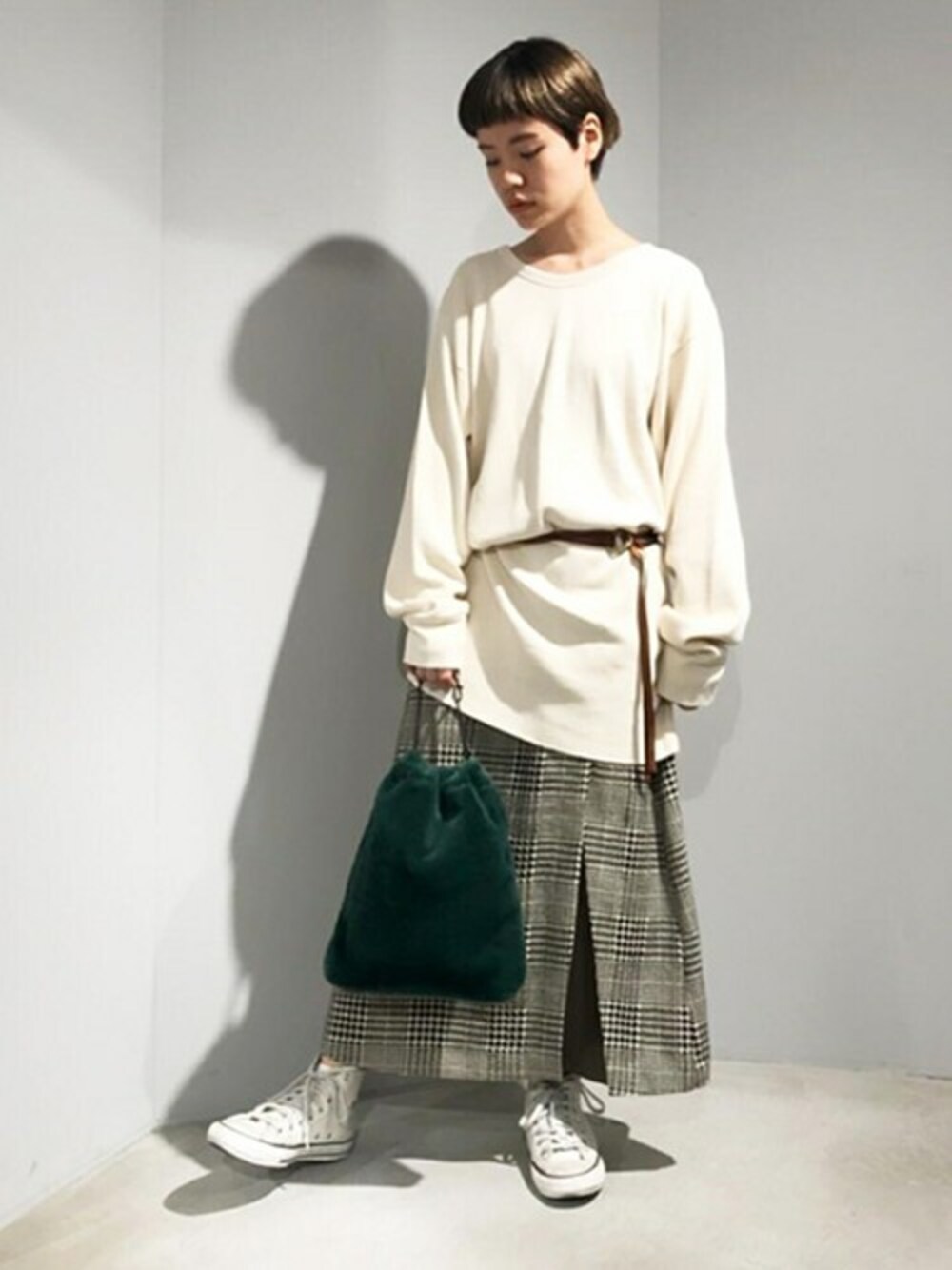 「スニーカー、バッグ、千鳥柄、オーバーサイズ、ロングスカート、ビックシルエット、ファー小物、スリット」｜「caphの千鳥ジャガード スリットマキシSK（スカート、ブラック系）」を使った、note et silence.さん（レディース・162cm）の秋コーディネートの1枚目の写真