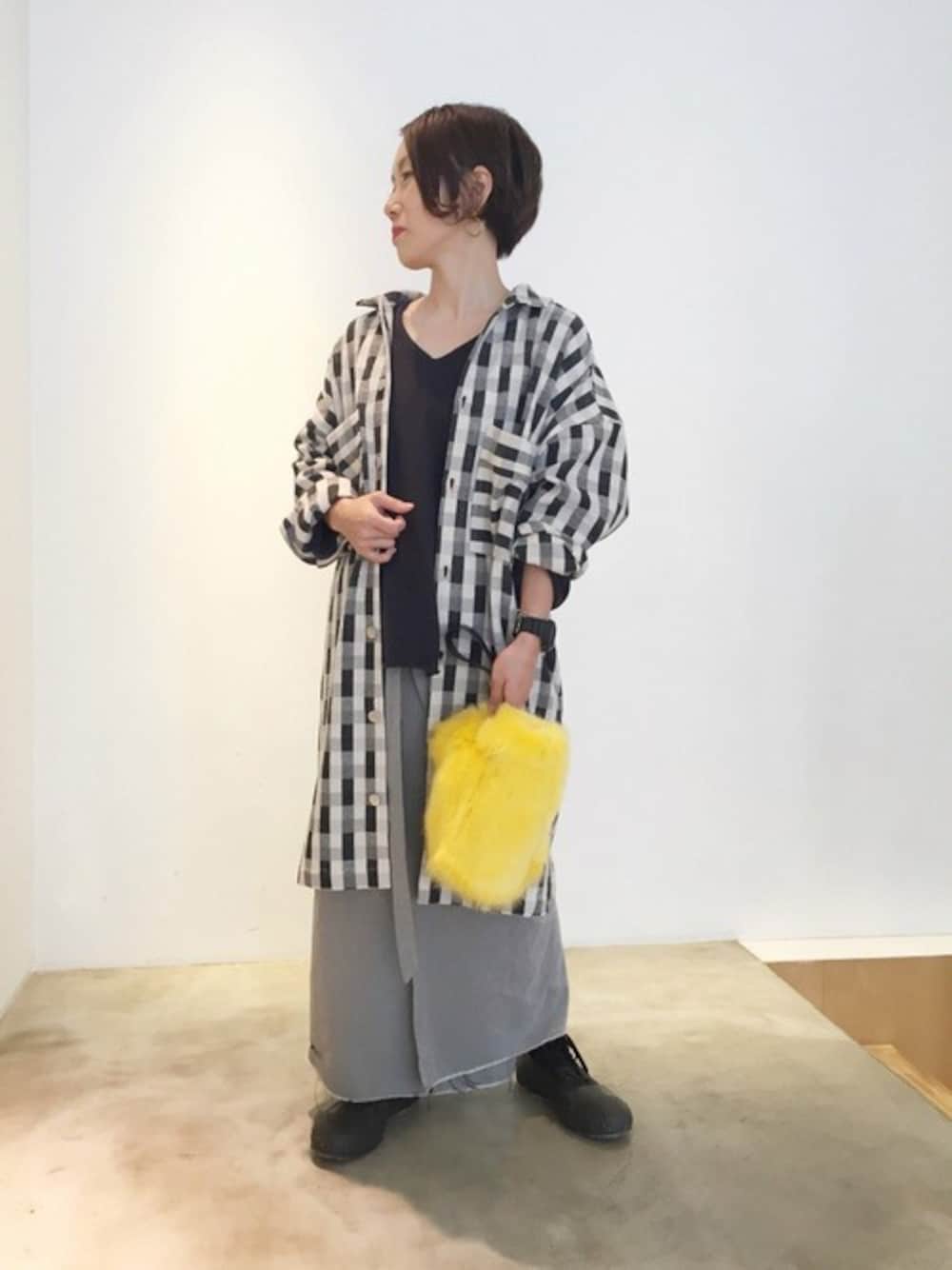 「ワンピース、カジュアル、チェックシャツ、バッグ、モノトーン、レイヤードスタイル、マキシスカート、ラップスカート、ファー小物」｜「caphのスモールチェック シャツOP（シャツワンピース、ブラック系）」を使った、note et silence.さん（レディース・150cm）の秋コーディネートの1枚目の写真