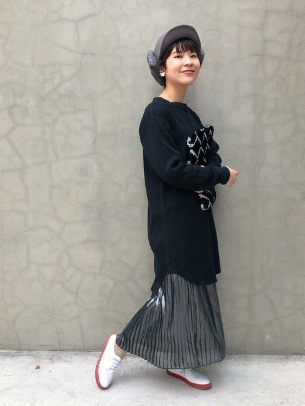 シルバー系のスカートを着用したレディースの冬コーディネートの1枚目の写真