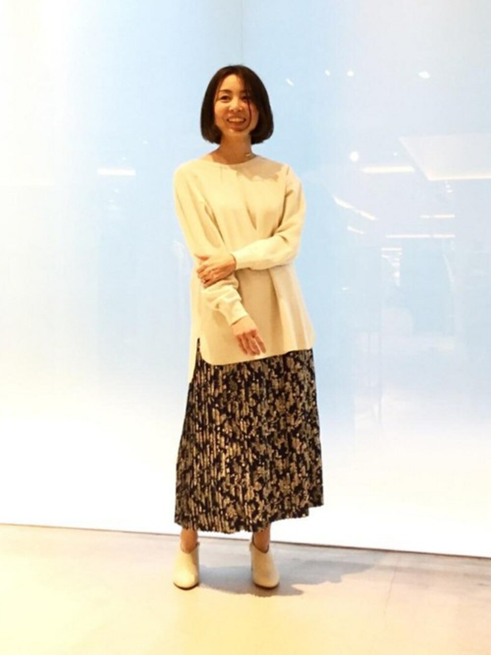 「花柄、大人カジュアル、プリーツスカート、note et silence、春コーデ、rukkilill、cardo fabrica」｜「cardo fabricaのフラワーペイズリーPr 細ピッチ並行プリーツスカート（スカート、ブルー系）」を使った、note et silence.さん（レディース・160cm）の冬コーディネートの1枚目の写真