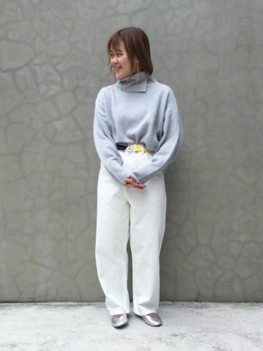 「ニット、パンプス、シンプル、ホワイト、ウール、タートルネック、ワイドパンツ、ベルト、ウエストイン」｜「caphのFOX40　タートルプルオーバー（ニット/セーター、グレー系）」を使った、note et silence.さん（レディース・148cm）の秋コーディネートの1枚目の写真